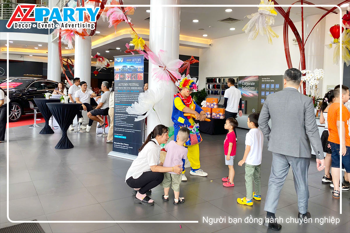 các em nhỏ háo hứng trước chú hề tạo hình bong bóng
