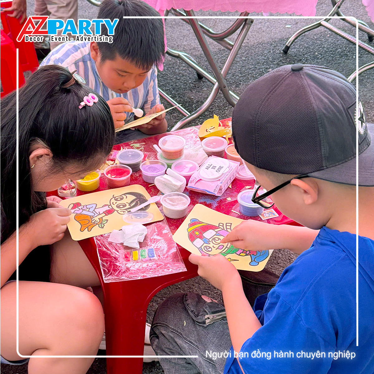 các bé thiếu nhi tô tranh cát