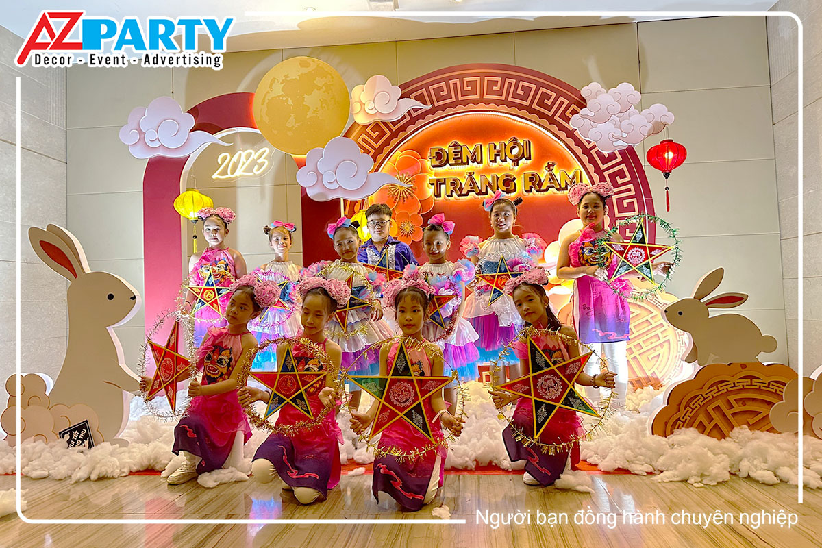 các em thiếu nhi chụp hình kỷ niệm tại photo booth check in
