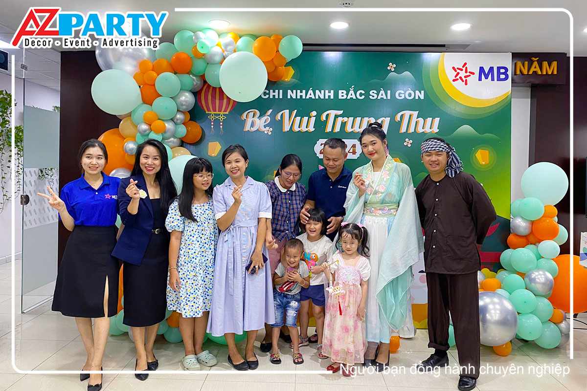 Chị Hằng và cá thành viên MBBank chụp hình trên sân khấu