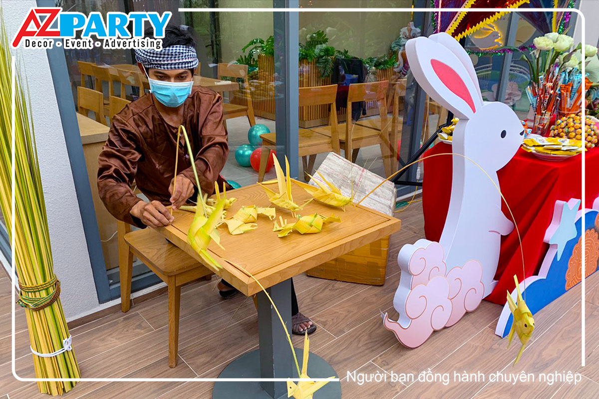 nghệ sĩ làm châu chấu bằng cành cọ