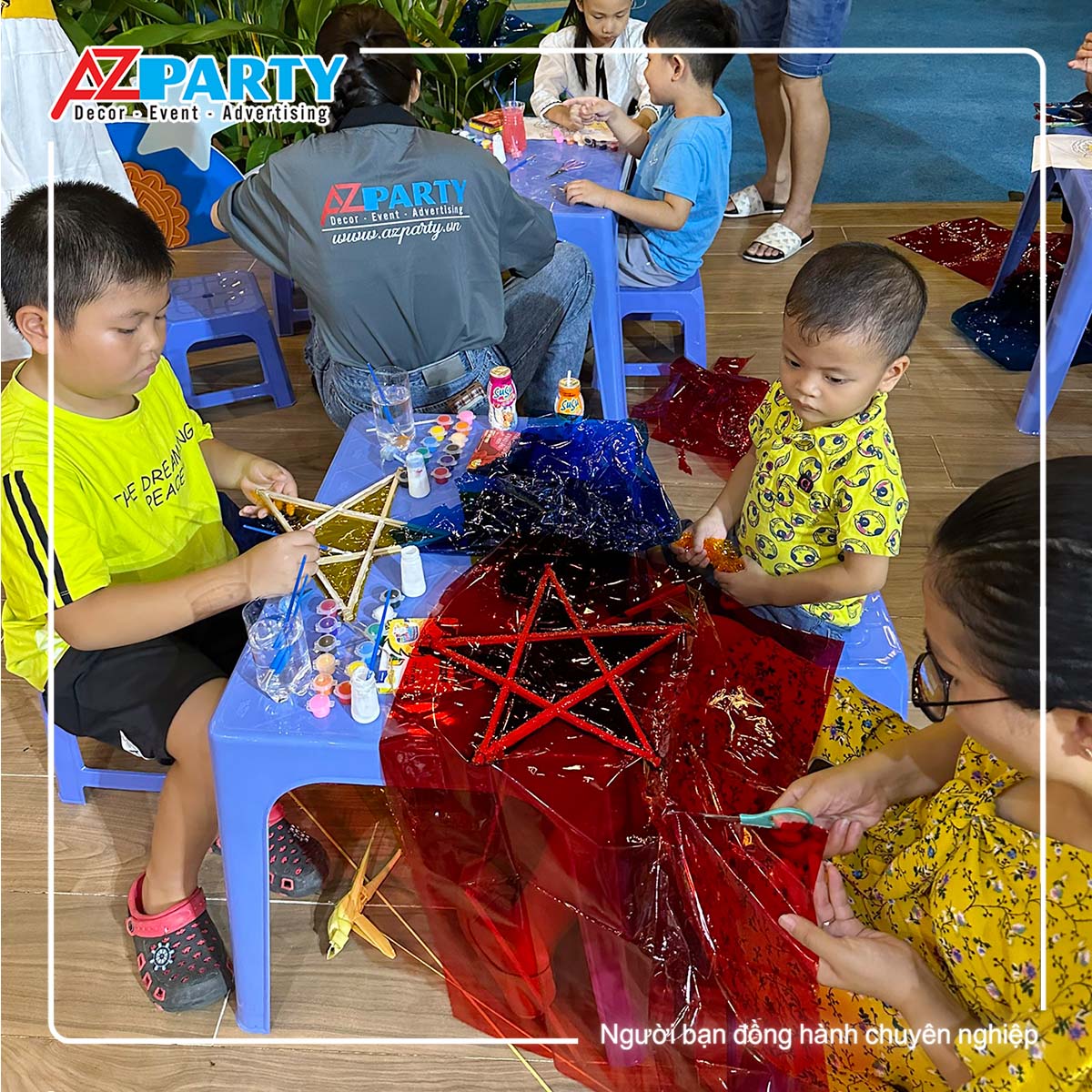 mẹ cùng bé làm lồng đèn trung thu