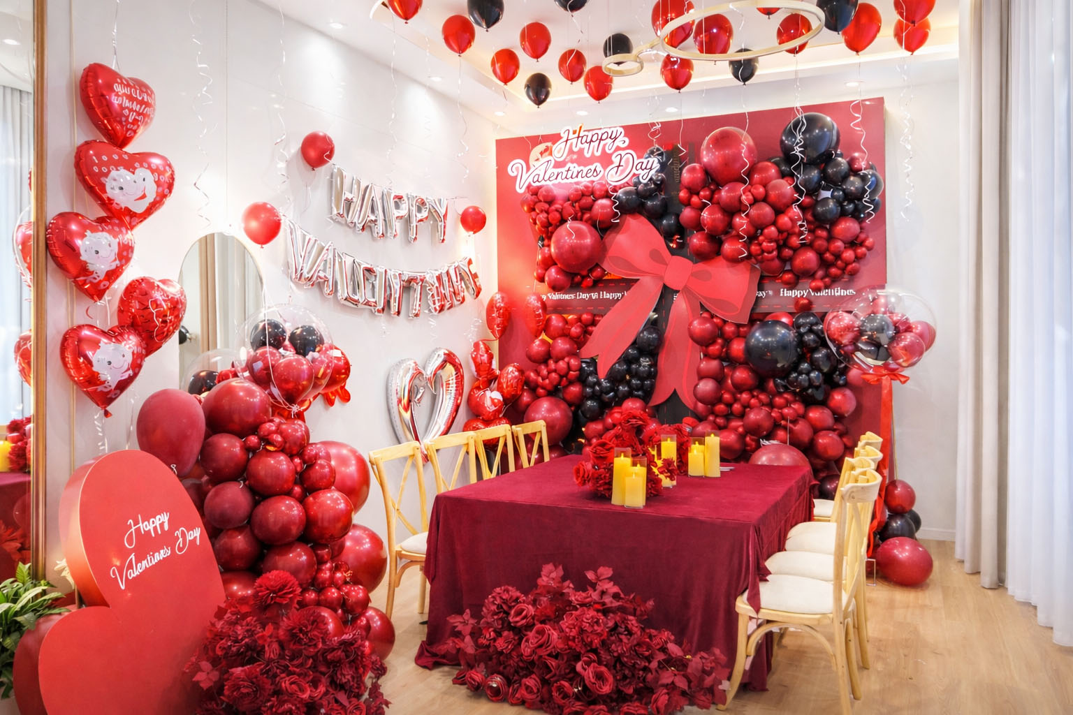 Trang trí Valentine tại phòng bếp tone đỏ đen với backdrop và bóng bay thả trần