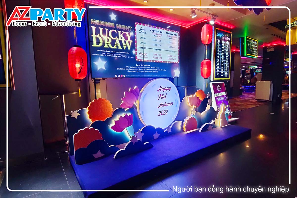 Ánh đèn khiến sân khấu thêm ấn tượng