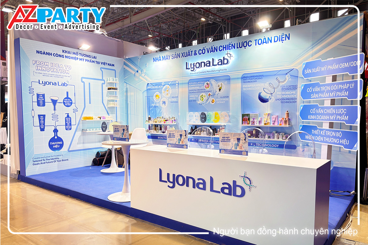 Toàn cảnh gian hàng triển lãm Lyona Lab với tone màu xanh trắng
