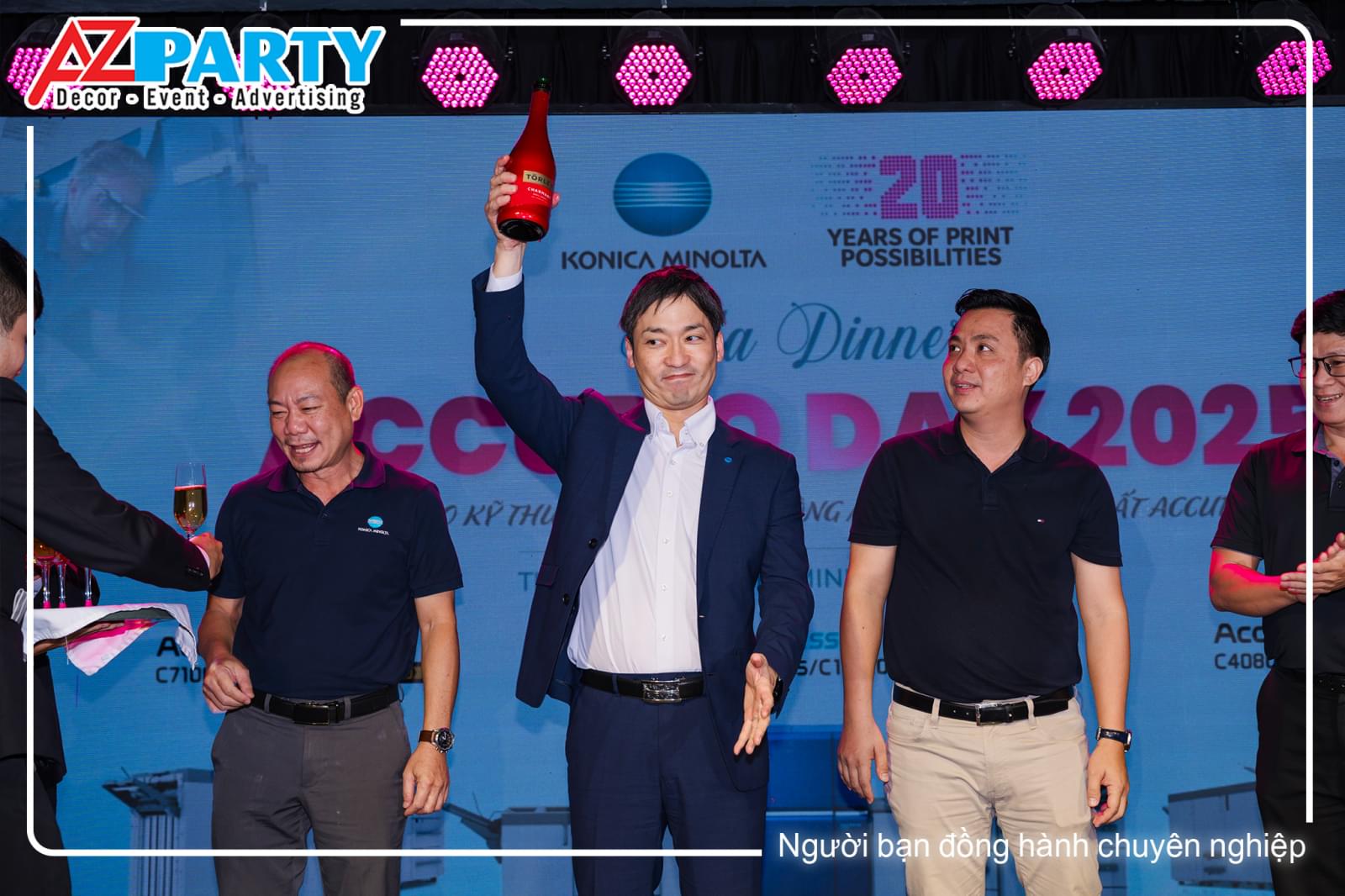 Khui rượu chúc mừng