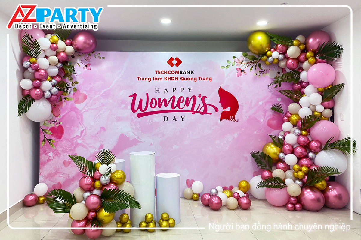 backdrop tone màu tím, điểm nhắn bằng các trùm bóng kết hợp hoa tươi