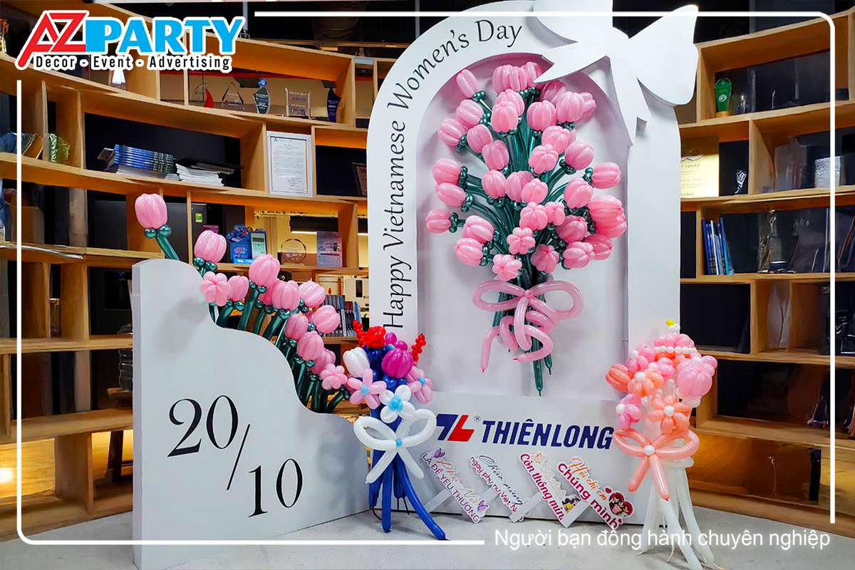 backdrop tone trắng, chất liệu formex kết hợp nặn hình hoa bằng bong bóng