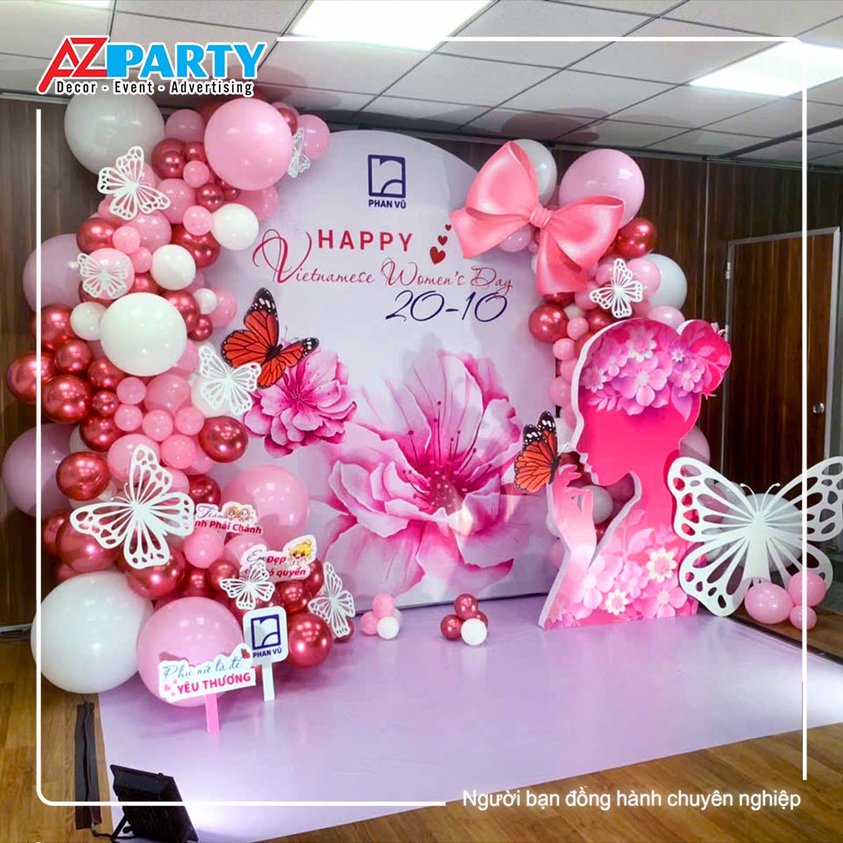 backdrop tone màu trắng hồng, điểm nhấn là hình bươm bướm, người phụ nữ