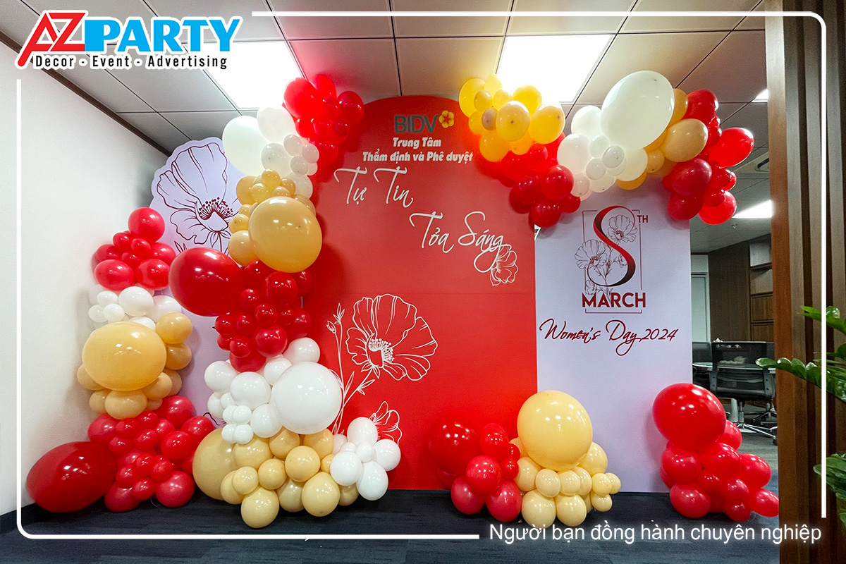 bacdrop phụ nữ tone màu đỏ trắng, với họa tiết bông hoa