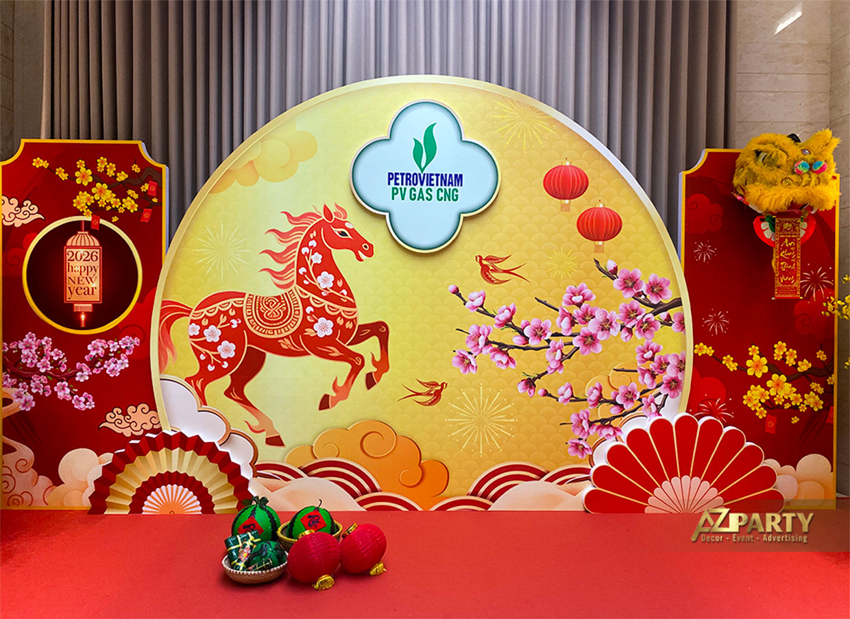 Booth check-in Tết 2026 PetroVietnam với hình tượng Phi Mã, hoa đào và phông nền sắc vàng