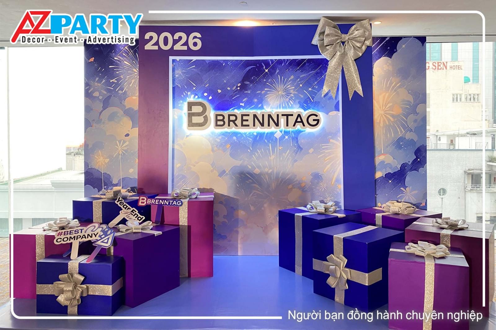 Mẫu backdrop Tất niên (YEP) 2026 sang trọng độc đáo với tone xanh dương, tím phông nền pháo hoa ấn tượng