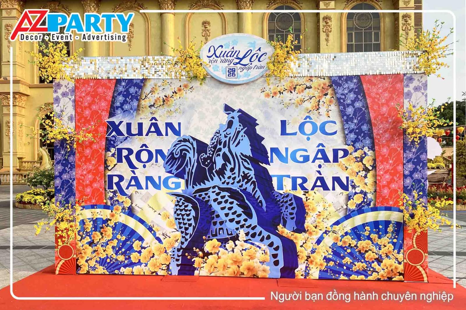 Mẫu backdrop YEP đón xuân rực rỡ với tone xanh sang trọng, phối hoa mai rực rỡ