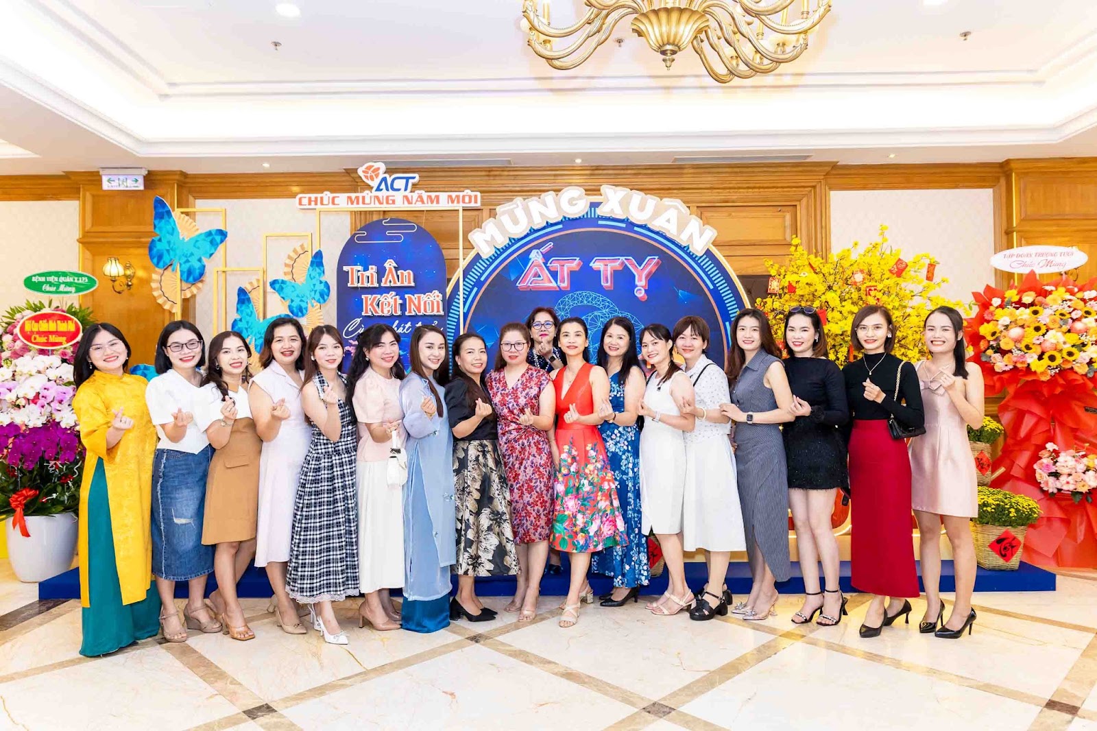 Mọi người checkin cùng backdrop tất niên kết hợp cùng tiểu cảnh tết ấn tượng
