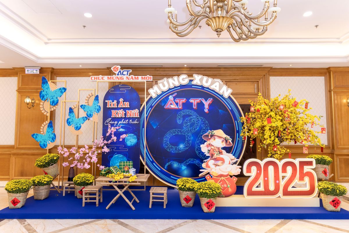 photobooth tiệc tất niên của ACT nổi bật với sắc vàng của hoa mai và hoa cúc