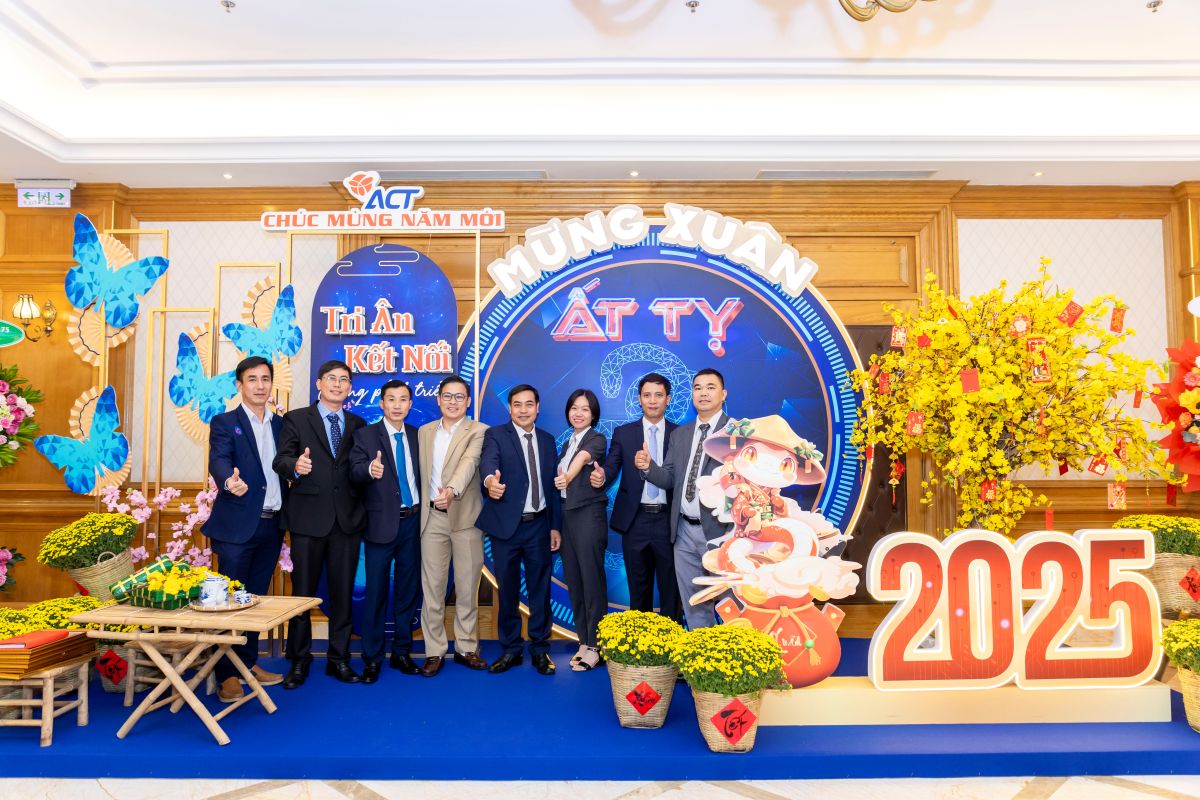 nhóm nhân viên nam chụp hình tại booth