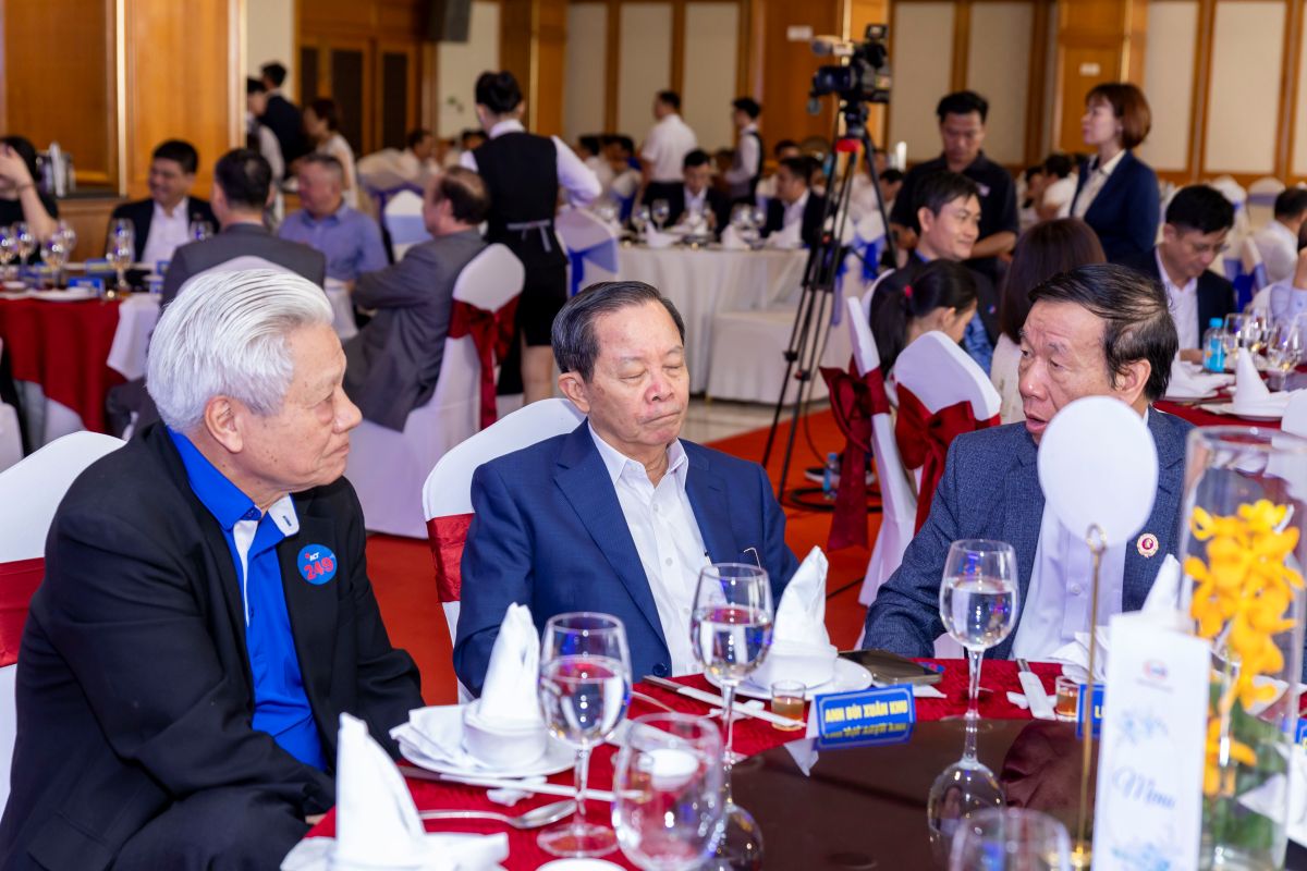 cổ đông công ty tại bàn tiệc