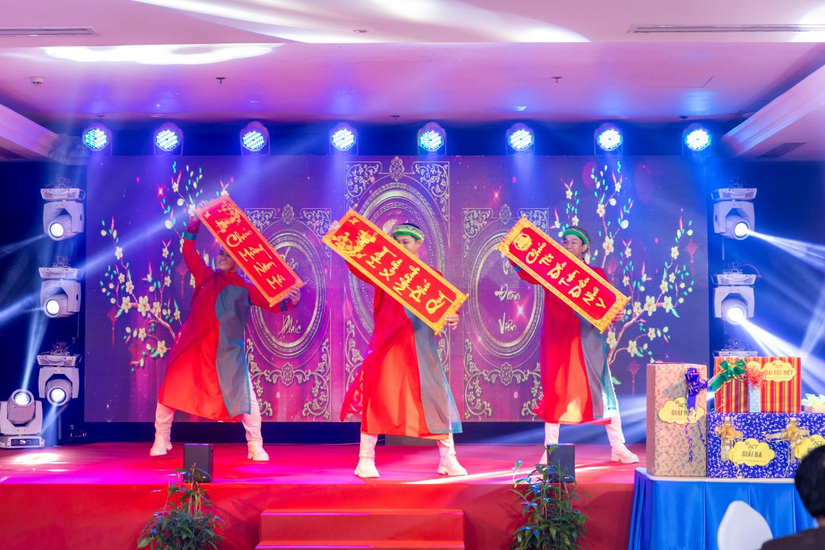 tiết mục múa mở màn chào xuân đầy sôi động