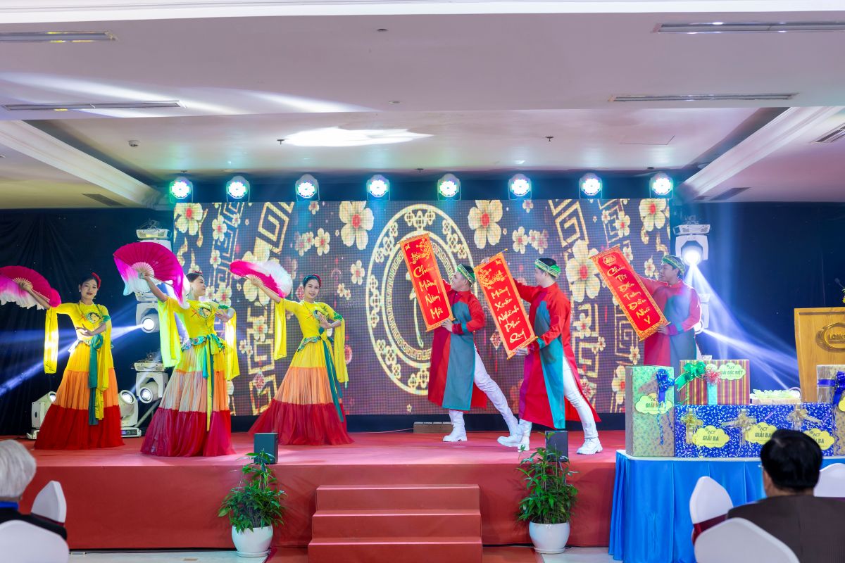 tiệc mục múa chào xuân với 3 nam và 3 nữ trên sân khấu