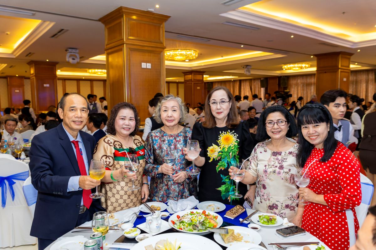 khách mời nâng ly chúc mừng tại bàn tiệc