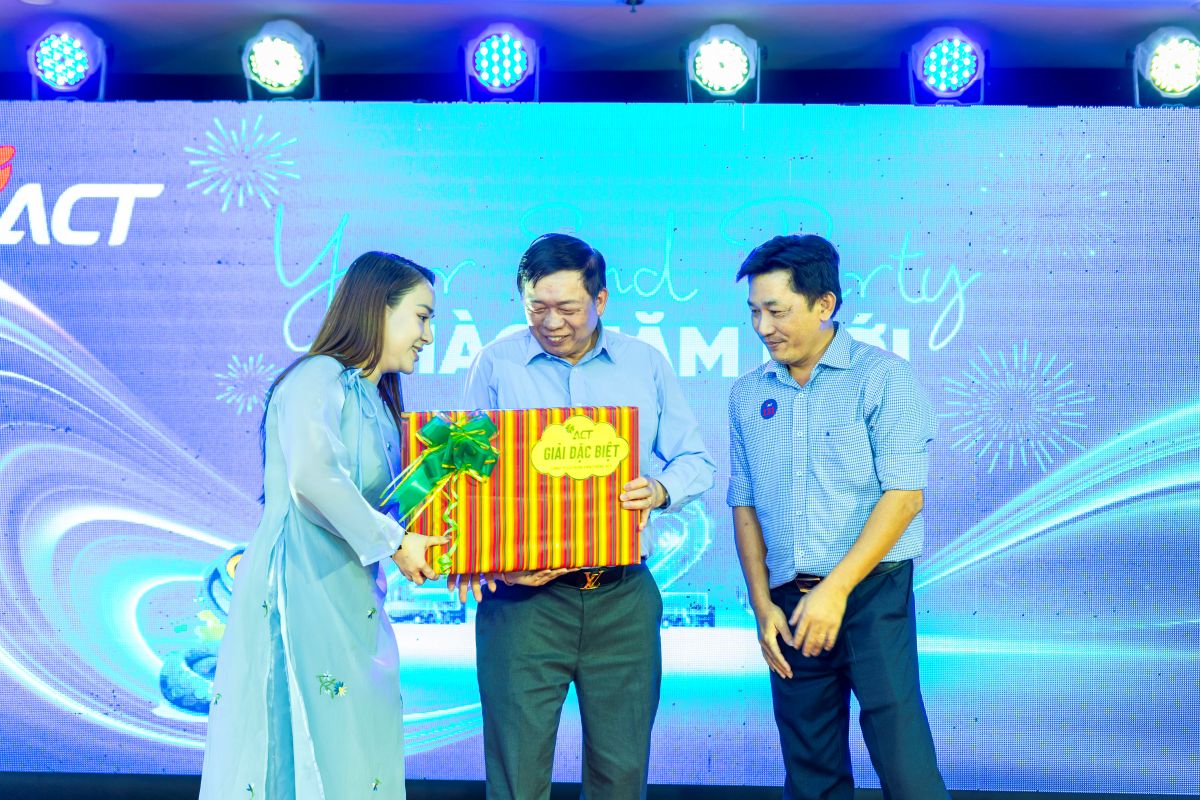 MC trao quà đặc biệt cho khách mời may mắn trong đêm tiệc tất niên