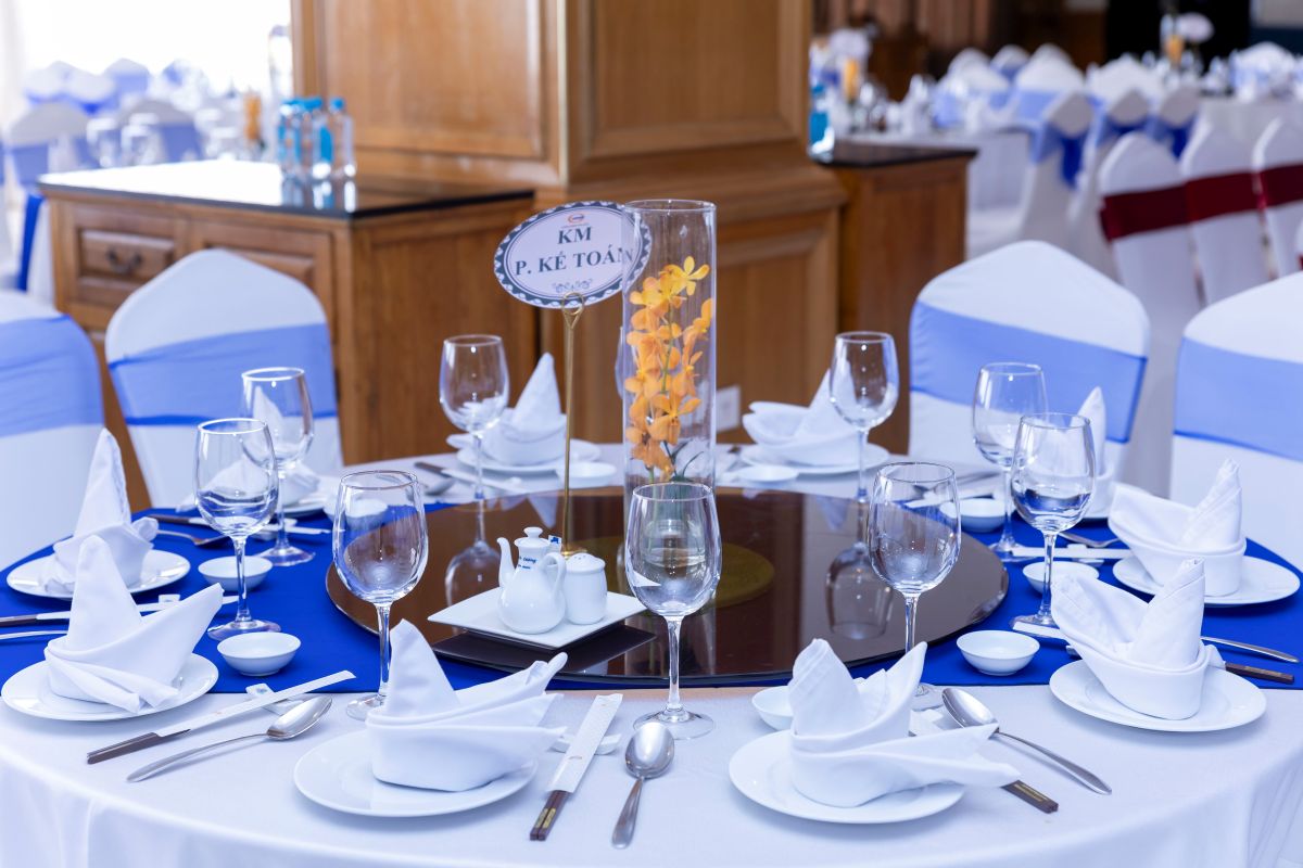 bàn tiệc được decor với tone màu xanh biển thể hiện sự sang trọng cho buổi tiệc