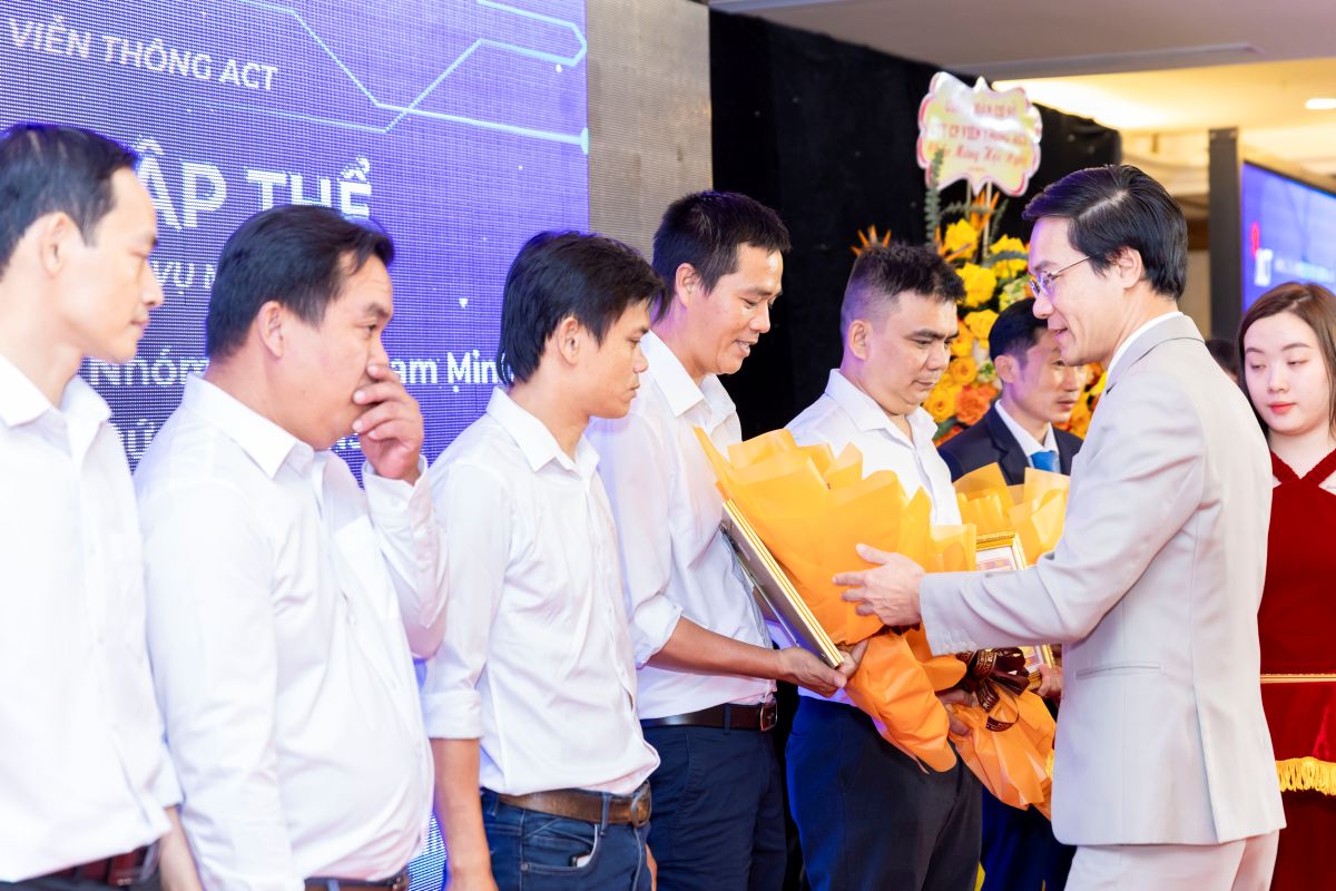 Đại diện công ty trao hoa và quà tặng cho những cá nhân có thành tích xuất sắc