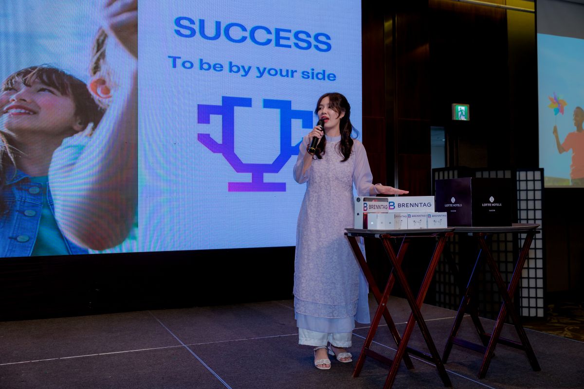 MC vinh danh các nhân viên có thành tích xuất sắc lên sân khấu nhận quà tặng