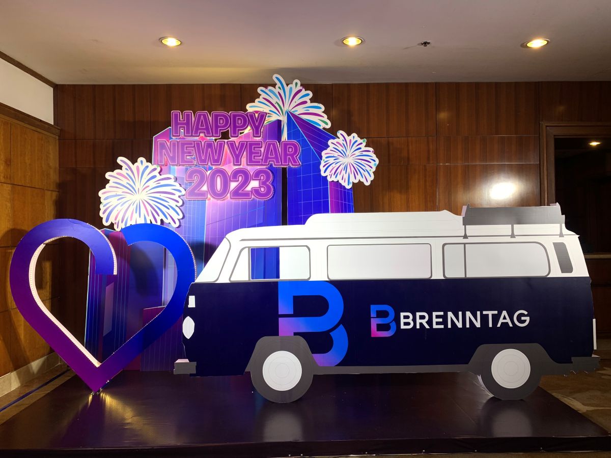 cận cảnh photobooth tất niên của brenntag với hình ảnh chiếc xe, trái tim và pháo hoa bắn trên các tòa nhà cao tầng