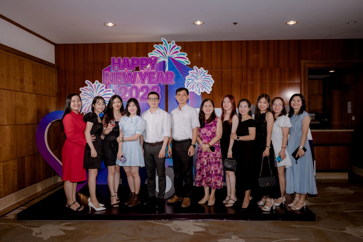 nhóm nhân sự khác checkin tại photobooth