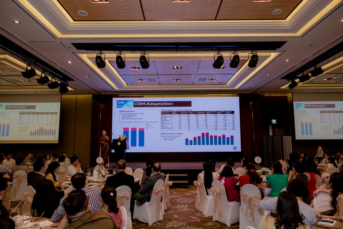 toàn cảnh khán phòng của buổi tiệc tất niên