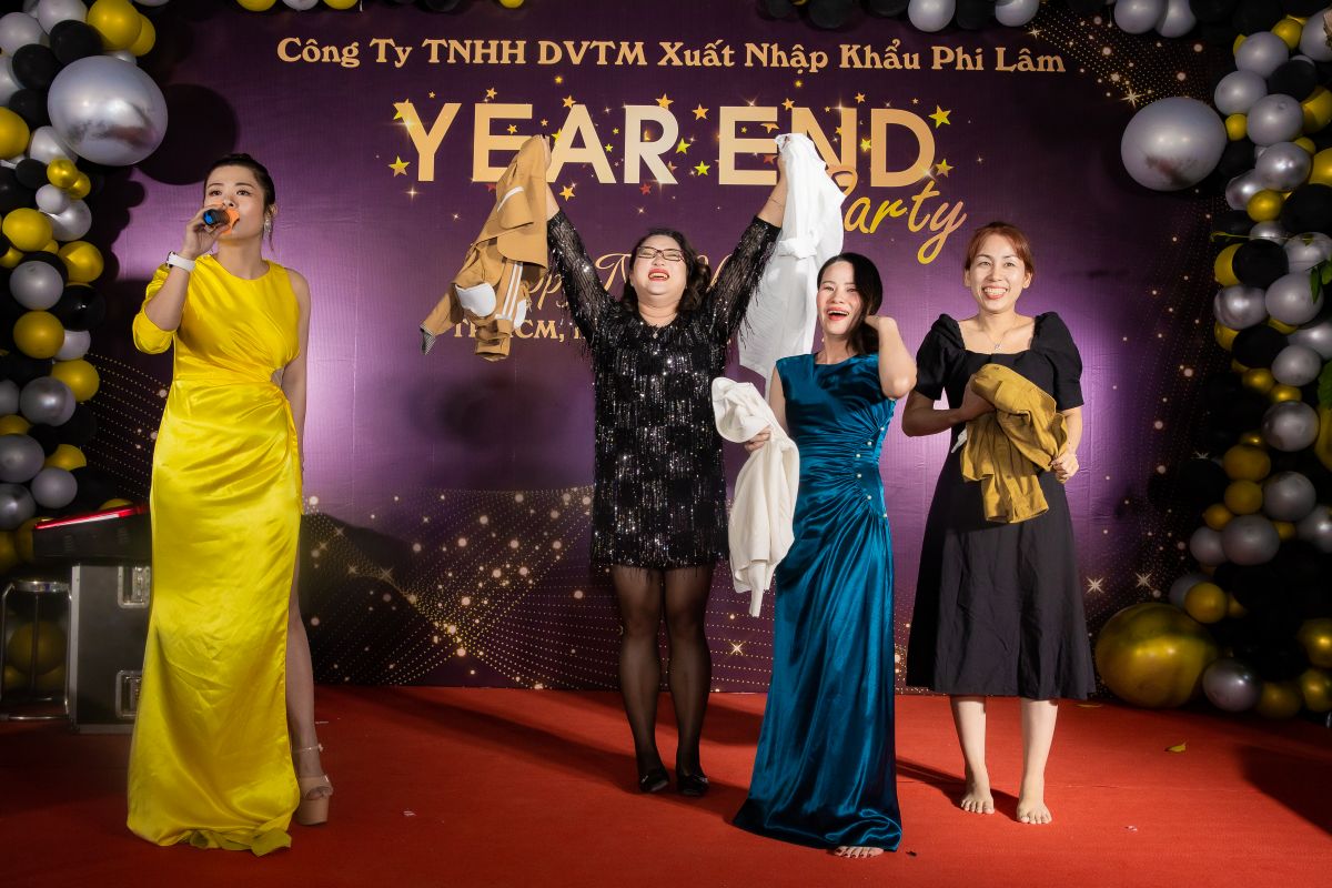 Người chơi cảm thấy hào hứng khi giành chiến thắng trò chơi warm up trong buổi tiệc tất niên của Phi Lâm