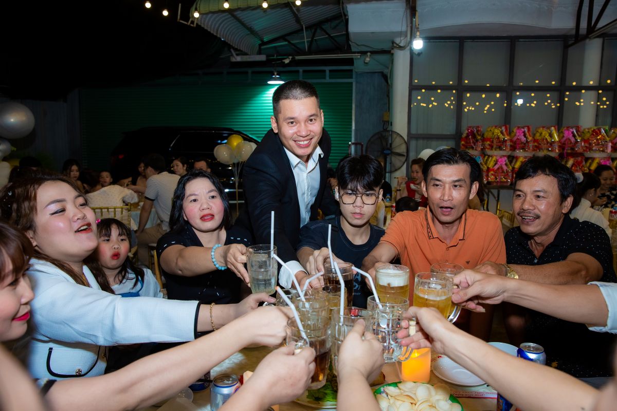 Giám đốc công ty Phi Lâm nâng ly chúc mừng với nhân viên