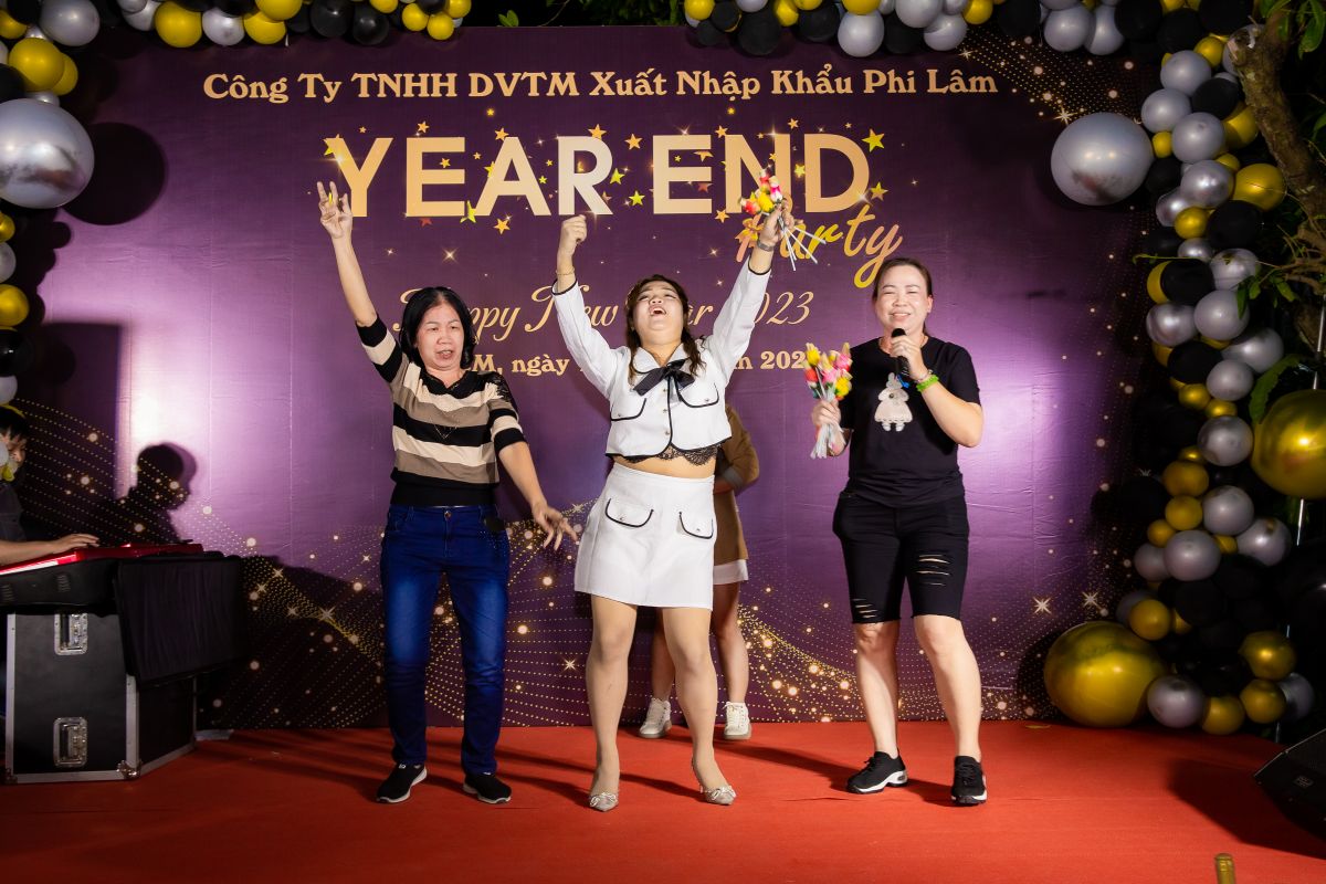 Nhóm nhân viên nữ tham gia vào trò chơi trên sân khấu