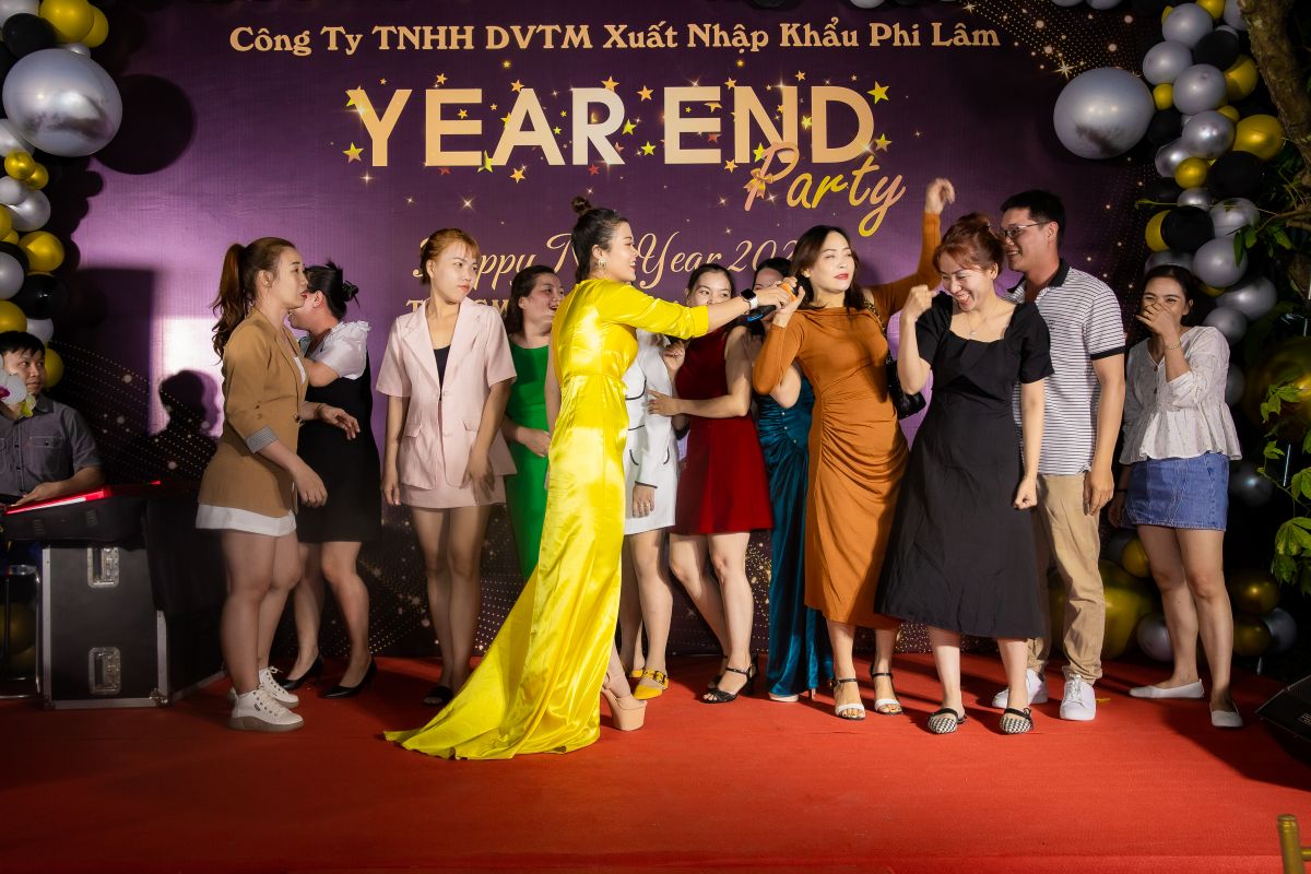 các nhân viên hào hứng tham gia vào hoạt động trên sân khấu