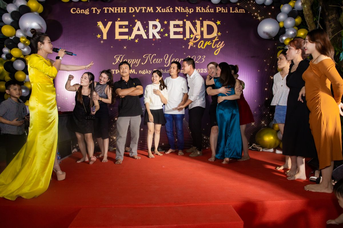 Các khách mời cùng nhau tham gia vào trò chơi trên sân khấu trong buổi tiệc tất niên của công ty XNK Phi Lâm