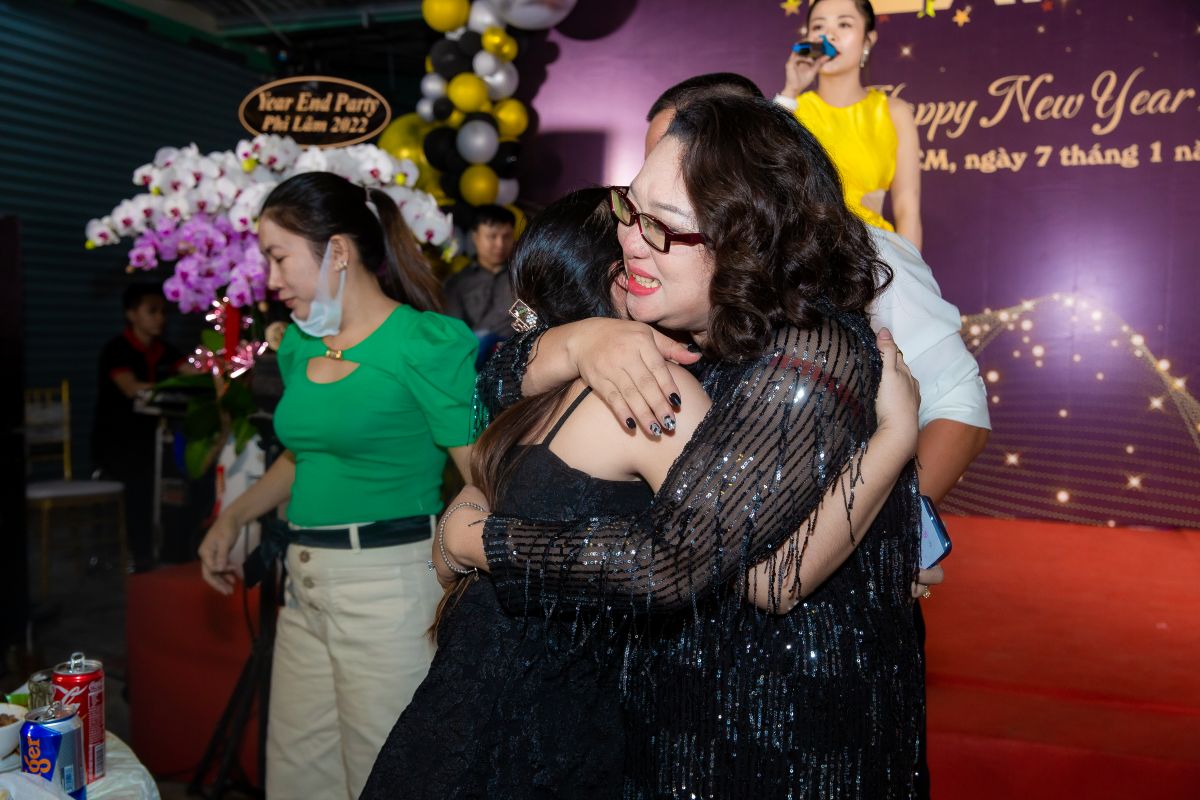 2 nhân viên nữ xúc động ôm nhau