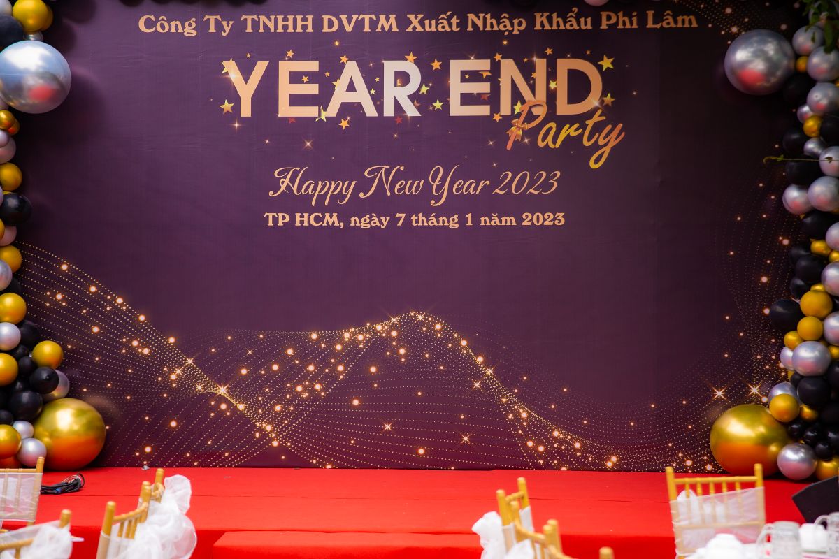 backdrop trong đêm tiệc tất niên của Phi Lâm với nền màu tím và dòng chữ Year End Party nổi bật