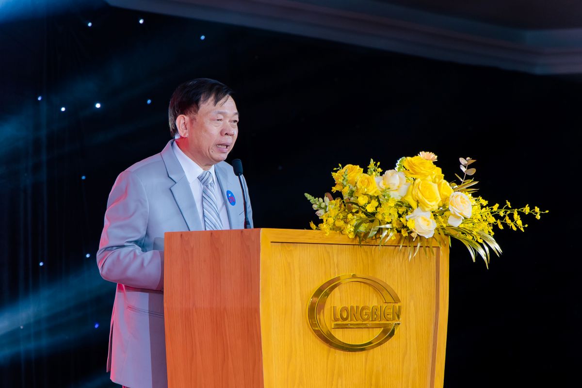 Đại diện ban lãnh đạo phát biểu trên sân khấu