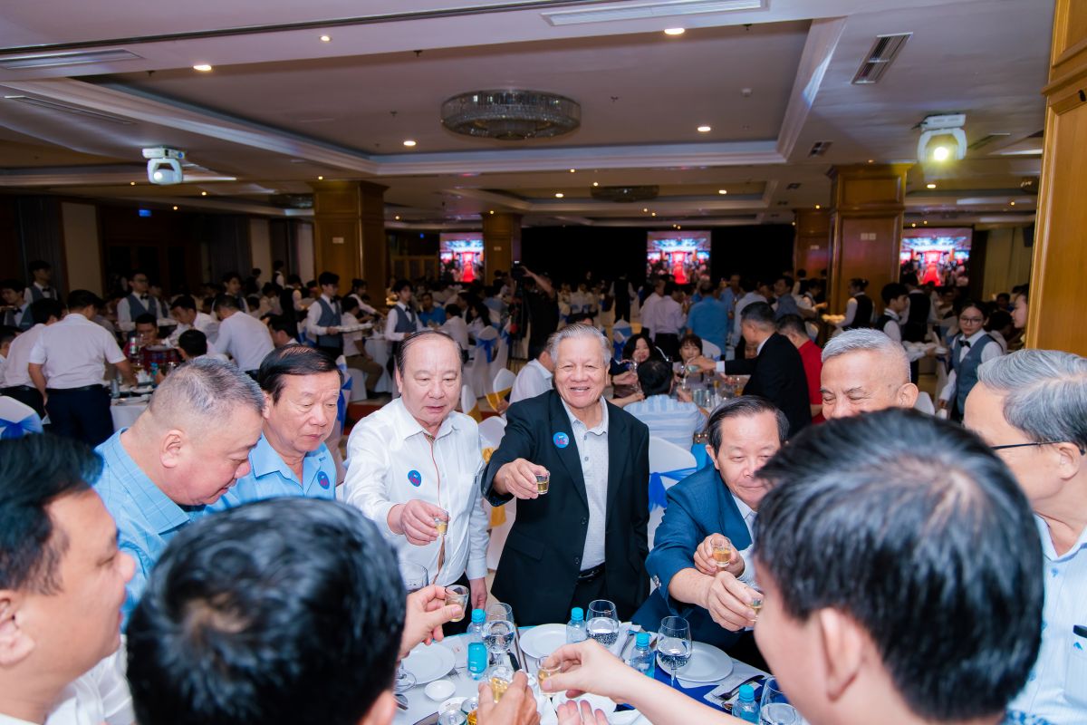 khách mời nâng ly chúc mừng tại bàn tiệc - Tất niên ACT