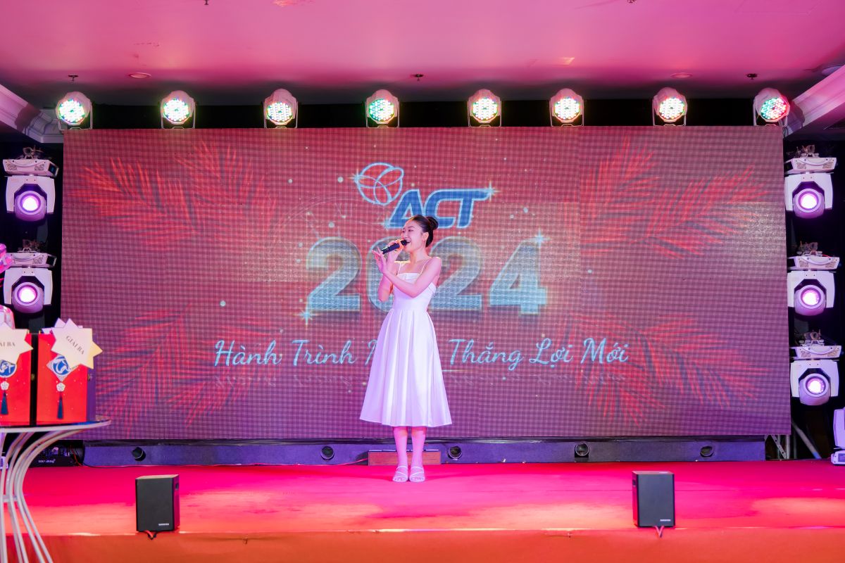 nữ ca sĩ trình diễn trên sân khấu