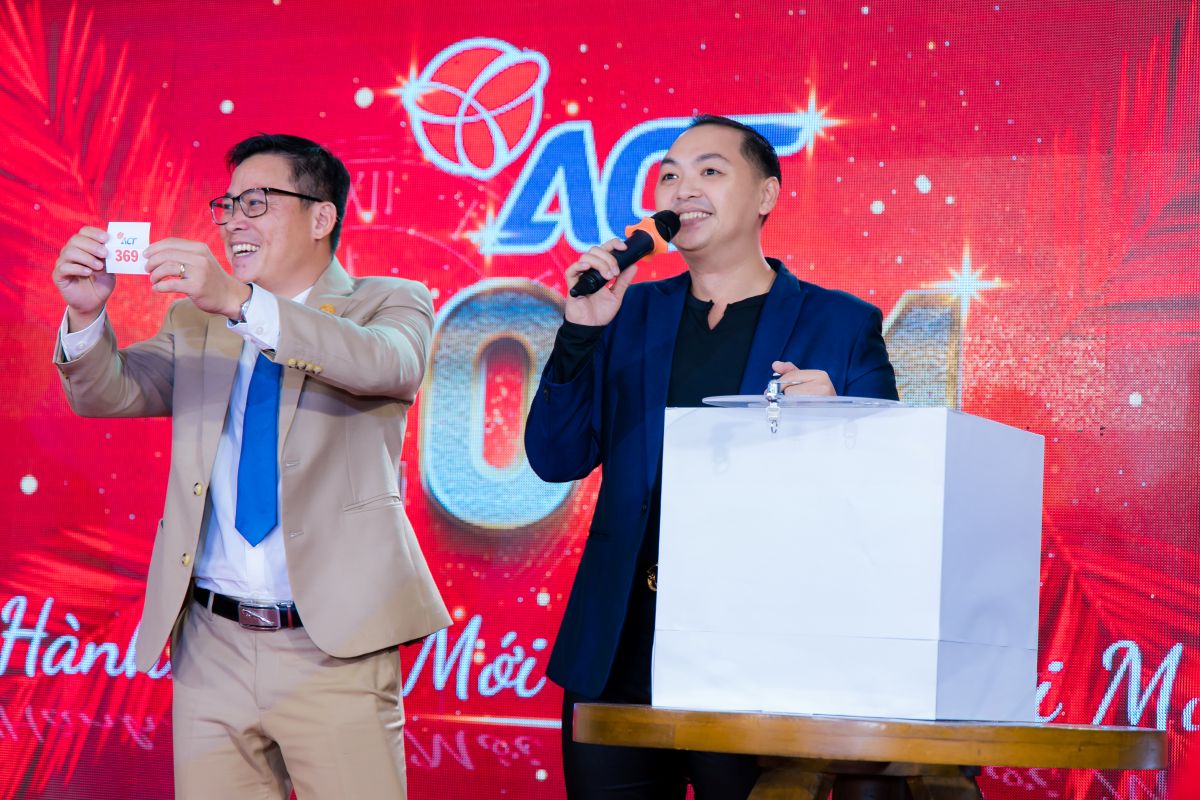 Đại diện công ty ACT lên bốc những lá thăm may mắn 