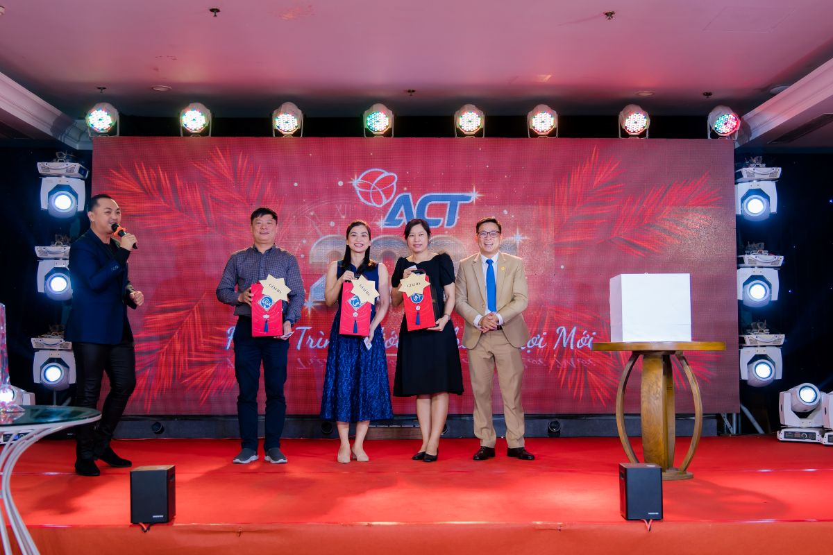 trao quà tặng cho những người may mắn trong chương trình