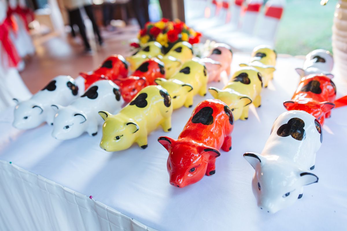 Heo đất phong thủy đầy màu sắc trang trí khu vực lễ tân