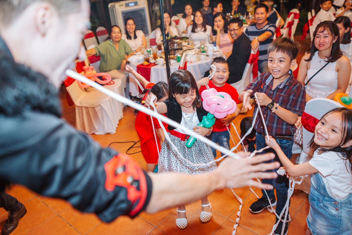 Các bé hào hứng tham gia vào tiết mục bảo thuật trong đêm tiệc tất niên