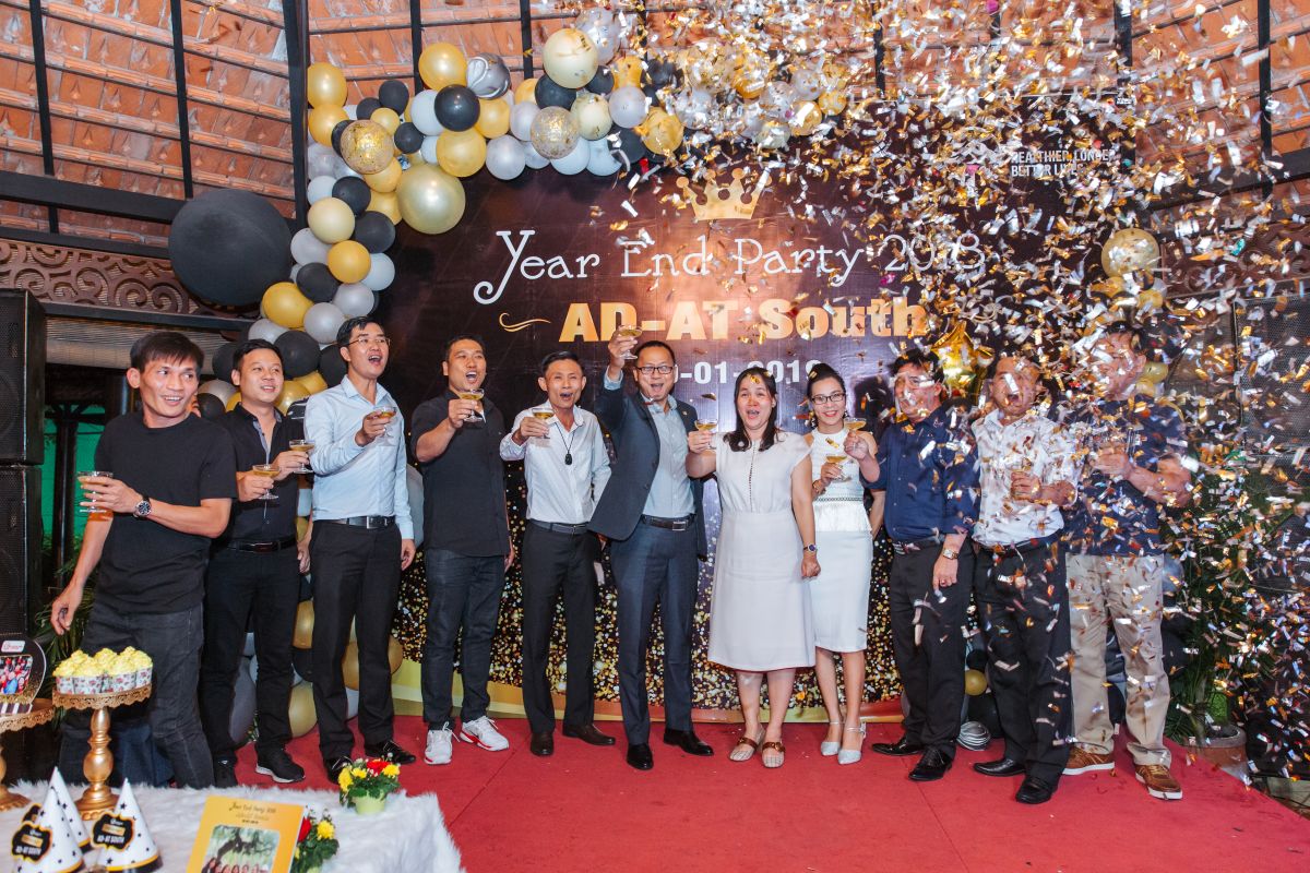 Đội ngũ ban lãnh đạo AIA nâng ly chúc mừng trên sân khấu