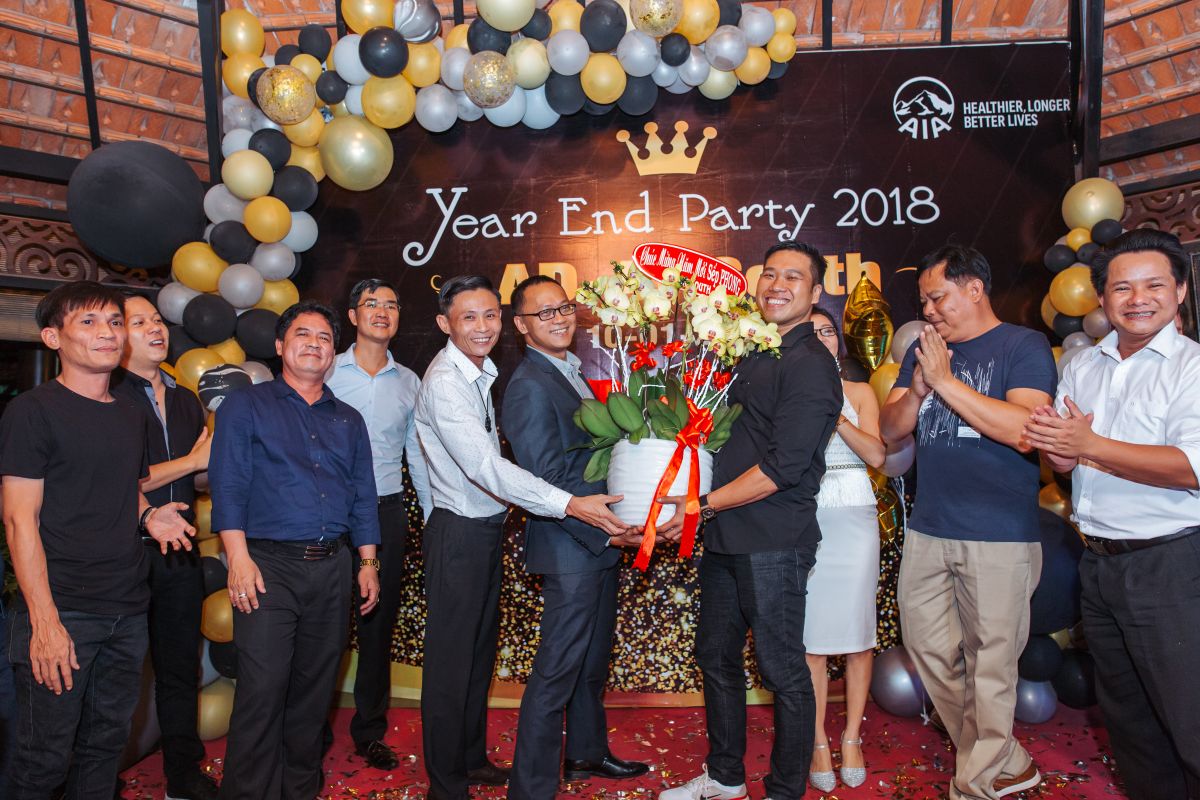 Đội ngũ nhân viên AIA tặng quà cho Sếp trên sâu khấu