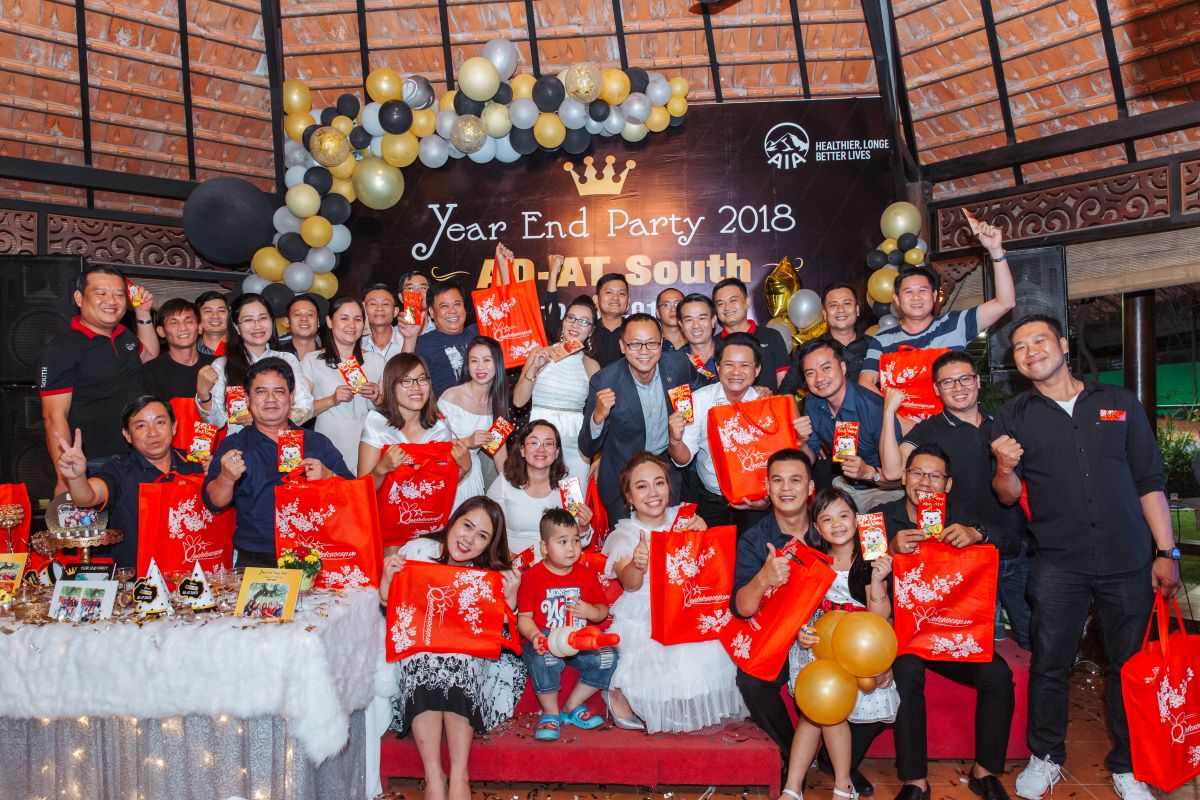 tập thể nhân viên AIA và đội ngũ lãnh đạo cùng nhau chụp hình kỷ niệm trên sân khấu