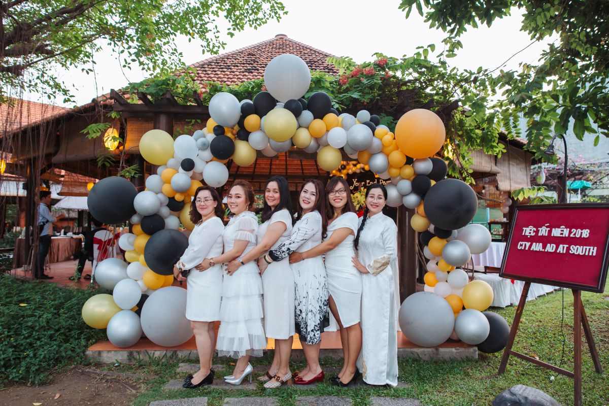 Nhóm nhân viên nữ chụp ảnh tại cổng chào bong bóng trang trí sang trọng