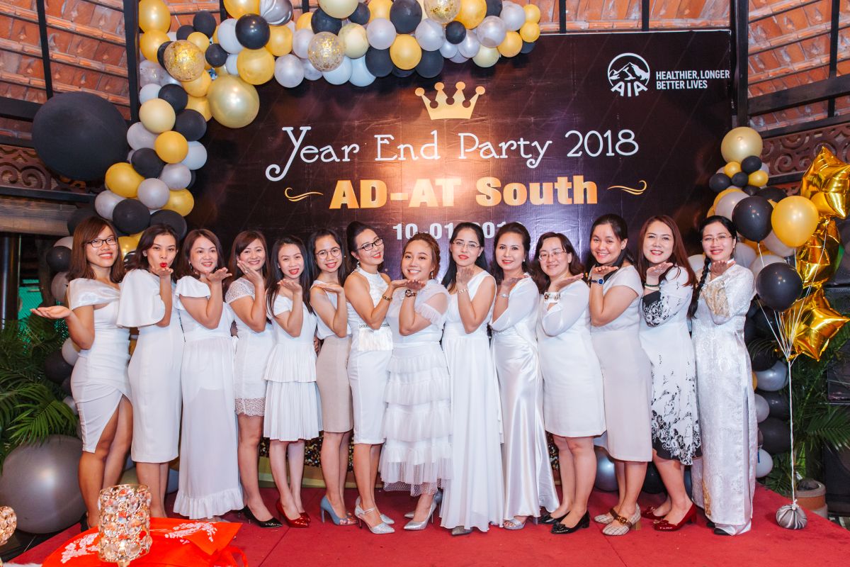 Tập thể nữ nhân viên AIA tạo dáng chụp ảnh lưu niệm tại sân khấu chính